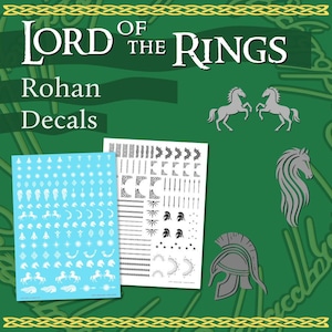 Pode incluir: Um fundo verde apresenta o texto "LORD OF THE RINGS" e "Rohan Decals". Duas folhas de decalques são mostradas, uma azul clara e outra branca, com vários designs temáticos de Rohan. Gráficos adicionais incluem silhuetas de cavalos e um capacete.