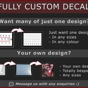 Op de afbeelding: Een donkergrijze informatieve afbeelding met de titel FULLY CUSTOM DECALS. Het toont twee serviceopties: het afdrukken van meerdere exemplaren van &eacute;&eacute;n ontwerp in verschillende maten en kleuren, of het maken van aangepaste stickers voor miniaturen.