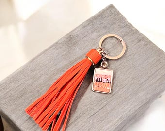 Llavero personalizado con foto: mensaje grabado, borla naranja.
