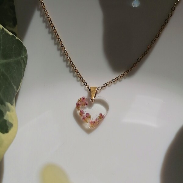 Colgante en forma de corazón con brezo rosa, símbolo de amor, collar de festival, baratija casual, tesoro art déco, accesorio adorable, pieza ingeniosa