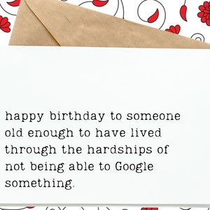 Könnte beinhalten: Eine weiße Karte mit schwarzem Text, der lautet: "Happy Birthday an jemanden, der alt genug ist, um die Strapazen des Lebens ohne Google durchgemacht zu haben."