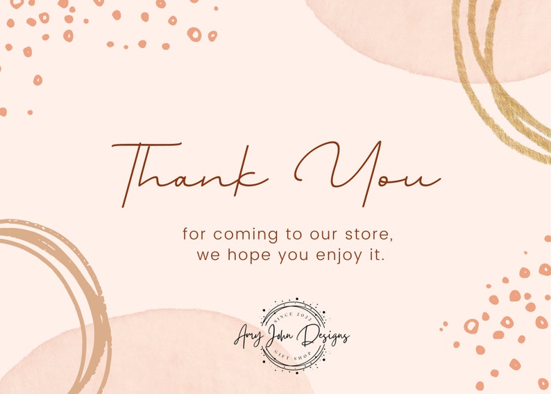 K&ouml;nnte beinhalten: Vielen Dank f&uuml;r Ihren Besuch in unserem Gesch&auml;ft, wir hoffen, dass Sie Ihren Aufenthalt genie&szlig;en. Logo des Geschenkeladens Jory John Designs auf einem abstrakten Hintergrund in Rosa und Gold.
