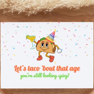 Könnte beinhalten: Eine Geburtstagskarte mit einem Cartoon-Taco, der einen Partyhut trägt und eine Margarita hält. Der Text auf der Karte lautet "Let's taco 'bout that age you're still looking spicy!"