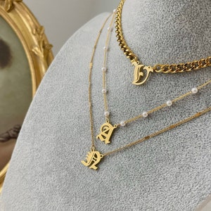 Collar con inicial en inglés antiguo relleno de oro, colgante con letra de estilo gótico, collar con nombre, resistente al agua, regalo de cumpleaños personalizado para ella y para él.