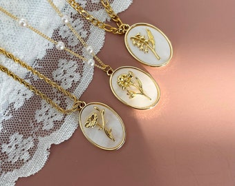 GOLDFÜLLTE Süßwasserperlen-Halskette • Geschenk für Mutter • Vintage Geburtsblumen-Sternzeichen-Halskette • Geprägte Geburtsmonat-Blumen-Halskette • Geschenk für Sie