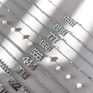 Collar con colgante de número de ángel en plata, inglés antiguo, suerte 777, protección 444, equilibrio 888, joyería sin deslustre, regalo personalizado para dama de honor.