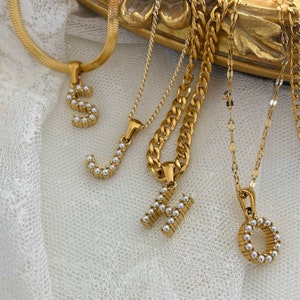 Colar com letra inicial de pérola DOURADA • Joia delicada com monograma personalizado • Colar com nome em camadas e pérola de água doce • Presente de Natal