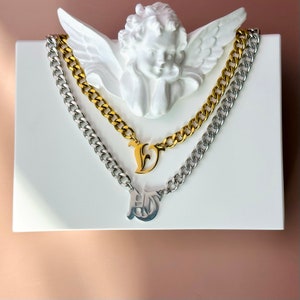 Collar con inicial en inglés antiguo personalizado • Colgante con letra dorada • Regalo para mejor amiga • Collar con nombre gótico de plata • Regalo de cumpleaños para ella
