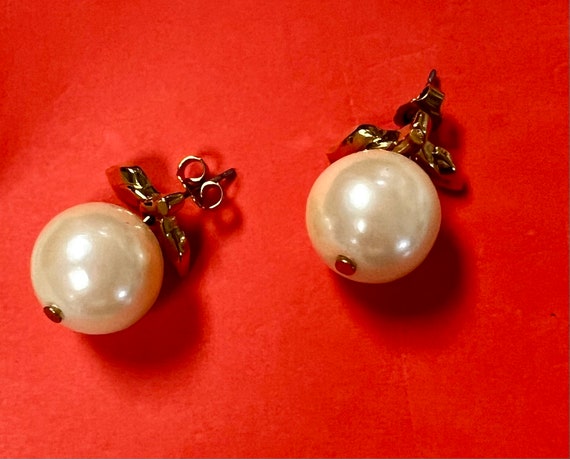 Vintage Avon Pearl Earrings - image 2