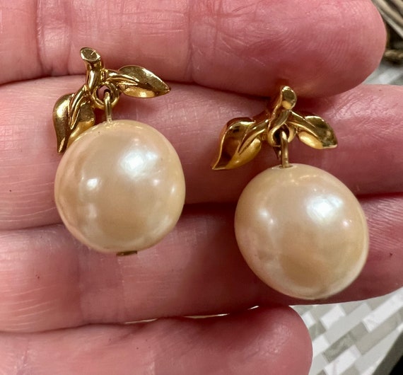 Vintage Avon Pearl Earrings - image 4