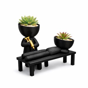 Peut inclure: Un ensemble de jardinières noires fantaisistes représentant une figurine tenant une seringue dorée, soignant un patient sur un banc noir. Chaque tête de figurine est un bol noir rempli de succulentes et de petites pierres. Un objet décoratif unique.