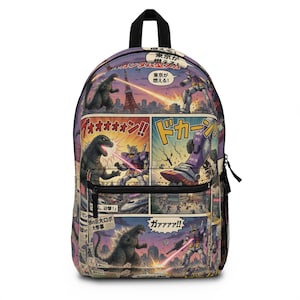 Peut inclure: Un sac à dos avec un imprimé de bande dessinée à plusieurs panneaux représentant une bataille entre un monstre géant et un robot dans une ville. Le design inclut du texte japonais, des explosions et des couleurs vives. Il possède une poignée noire.