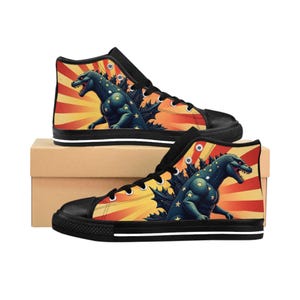 Puede incluir: Un par de zapatillas altas de lona con un diseño de Godzilla. Las zapatillas tienen puntera, cordones y suelas negras. El diseño incluye una figura azul de Godzilla con estrellas sobre un fondo amarillo y naranja.
