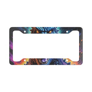 Puede incluir: Marco de matrícula negro con un diseño de dragón de fantasía. La parte superior e inferior del marco muestran un dragón azul con ojos naranjas y una expresión amenazante. Los bordes tienen un diseño abstracto colorido.