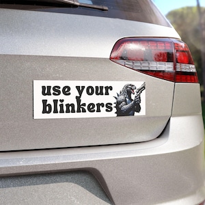 Godzilla &#39;Use Your Blinkers&#39; Automagnet, lustiger Autoaufkleber, 25 x 3 cm, Geschenk für Geburtstag oder Weihnachten, Godzilla Magnet, Auto Aufkleber