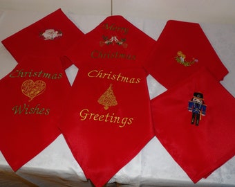 Lot de 6 serviettes de table de Noël rouges, motif de Noël brodé sur chaque serviette. Serviettes de table en polyester rouges, 6 serviettes de table de Noël, 50 cm x 50 cm.
