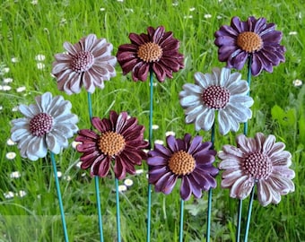 Große Blumen aus Ton/Keramik, grüner Stiel