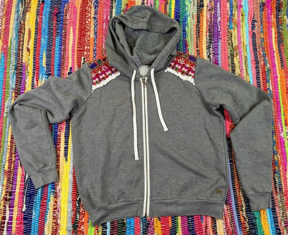Vintage Billabong Designers Closet Women's Gray Colorful Aztec Shoulder  Embroidery Zip up Hoodie Sweatshirt Tied Neck Made in India Size M -   Canada