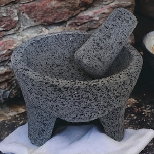 Cuenco y mortero clásicos de piedra volcánica de 18 cm. Molcajete mexicano auténtico.