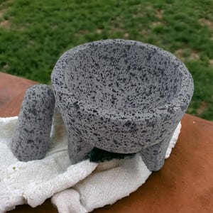 Molcajete mediano de piedra volcánica de 5 pulgadas - Molcajete mexicano auténtico