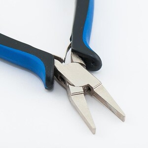 フラットノーズプライヤー、ジュエリー製作の基本作業に欠かせないツール、人間工学に基づいた軽量、サテンニッケル仕上げの高炭素鋼