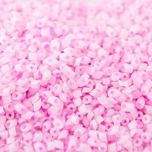Perline di vetro irregolari rosa chiaro: perline ceche a parallelogramma, 3 x 2 mm - 5 x 3 mm, piccole forniture per gioielli artigianali, (40 grammi)