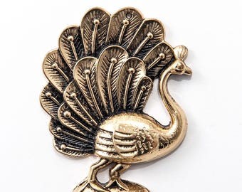 Colgante de pavo real grande: 59 x 45 mm, colgante de pájaro de aleación de zinc con acabado dorado envejecido, suministro de collar llamativo (1 unidad) *INVENTARIO LIMITADO*