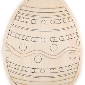 Puede incluir: Un adorno de madera con forma de huevo de Pascua con un diseño en blanco y negro. El huevo está listo para ser pintado.