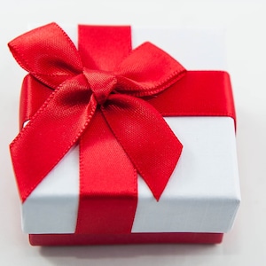 Caja de regalo blanca con cinta y lazo rojos, cuadrada de 1 x 1-7/8 x 1-7/8 pulgadas, almohadilla de espuma de terciopelo negra o blanca reversible para presentación de joyas