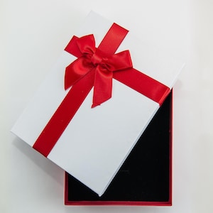 Caja de regalo blanca con cinta y lazo rojos, rectángulo de 1 x 4-1/2 x 6 pulgadas, almohadilla de espuma de terciopelo negra o blanca reversible para presentación de joyas