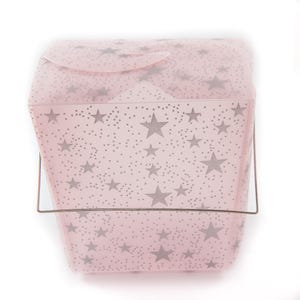 Pode incluir: Uma caixa rosa para viagem com uma alça de arame prateado e uma tampa. O recipiente é coberto por um padrão de estrelas prateadas e pequenos pontos. Projetado para conter alimentos.