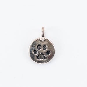 Charm empreinte de patte, argent, rond avec empreinte de patte gravée, 12 x 12 mm, 1 unité