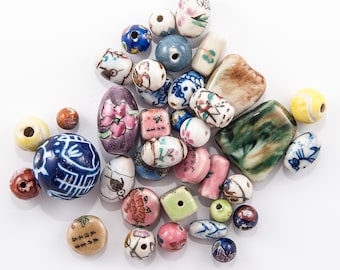 Surtido de cuentas y colgantes de porcelana: Cuentas de cerámica surtidas, de diversas formas, tamaños y colores, para la elaboración de joyas (113 gramos) *INVENTARIO LIMITADO*