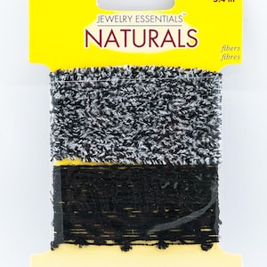 Può includere: Un'bobina di filo da ricamo nero e bianco con un'etichetta gialla che recita "Jewelry Essentials Naturals" e "6 yd 5.4 m fibers fibres".