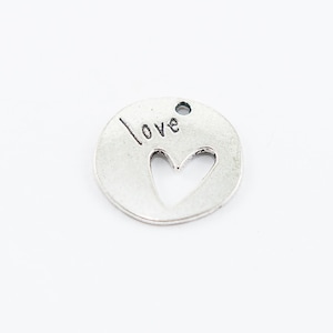 Charm de corazón y amor, redondo plano de plata, grabado "Love" y corazón recortado, dos caras, 22 mm, 1 unidad