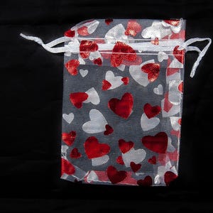 Vit organza presentpåse: Röda & silverfärgade hjärtan, transparent dragsko godispåse för bröllopsfest, smyckespåse för alla hjärtans dag (1 st)
