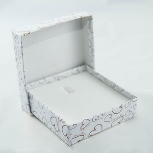 Caja de regalo con lazo, blanca con corazones dorados, "Te amo", "Cariño", 8,9 x 8,9 x 2,5 cm, inserto de joyería de polipiel, San Valentín, 1 caja
