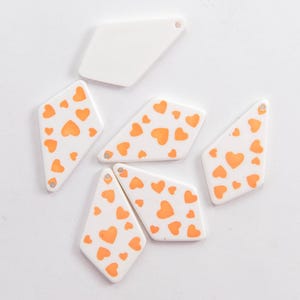 Pendentifs cerf-volant, blancs avec coeurs oranges, acrylique, 31 x 18 mm, simple face, 6 unités, *INVENTAIRE LIMITÉ*