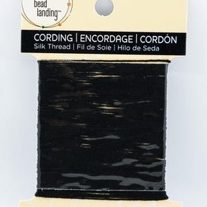 Può includere: Filo di seta nero per la creazione di gioielli, chiamato "cording", "encordage" e "cordón" in inglese, francese e spagnolo, rispettivamente. La bobina contiene 10 yard o 9,1 metri di filo.