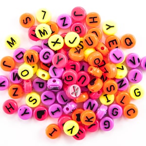 Cuentas de letras, neón, acrílico, 10 mm, doble cara, redondas con letras negras en relieve, colores variados: naranja, rosa, morado y amarillo, 90 unidades