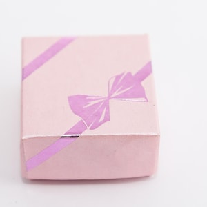 Caja de regalo, color rosa con lazo metálico grabado, inserto extraíble grabado en plata de ley color crema, 2 x 2 x 1,25 pulgadas, 1 unidad, USADA