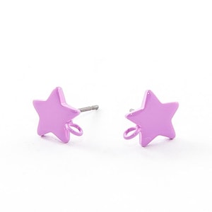 Könnte beinhalten: Ein Paar helllila sternförmige Ohrstecker. Jeder Ohrring hat einen Stift zum Durchstechen und eine kleine Schlaufe unten. Die Ohrringe sind vor einem weißen Hintergrund platziert.
