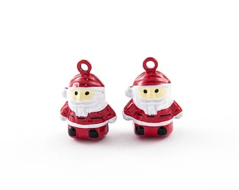 Könnte beinhalten: Zwei rote und weiße Weihnachtsmann-Glockenanhänger mit weißem Bart und schwarzen Augen.