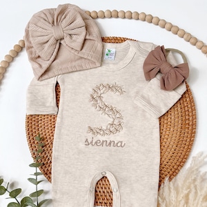 Mono beige personalizado bordado, traje minimalista para volver a casa, mono de bebé con letras florales, natural, marfil, mono de bebé beige