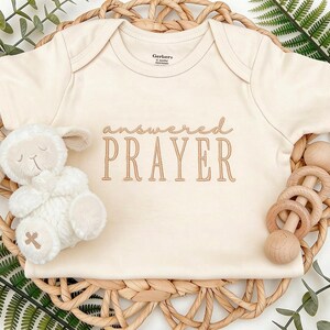 Beantwortetes Gebet bestickter Baby-Body®, Neugeborenengeschenk, Schwangerschaftsankündigung, We have Prayed