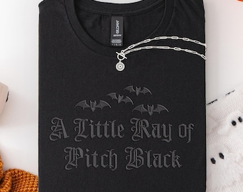 Camiseta bordada de Halloween – “Um pequeno raio de escuridão” com morcegos – Camiseta bordada gótica assustadora – Camiseta de Halloween com estética sombria