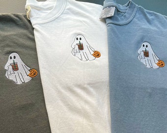 Haftowana koszulka z duchem, Haftowany duch z mrożoną kawą, Komfortowa koszulka na Halloween, Vintage koszulka na Halloween, Upiorny sezon