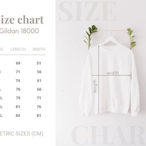 Op de afbeelding: Een wit Gildan 18000 sweatshirt op een hanger, met een maattabel met lengte- en breedtematen in centimeters. Maten vari&euml;rend van S tot 4XL. De tekst "Size chart" staat bovenaan.