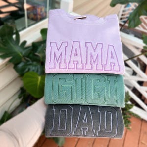 Bluza Comfort Colors® z haftem, bluza z nadrukiem dla mamy, prezent dla mamy i taty, prezent dla babci, haftowana ciotka, spersonalizowany tekst w bloku uniwersyteckim