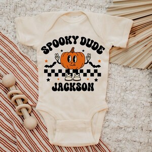 Mono de Halloween personalizado, mono de tipo espeluznante, mono retro de Halloween para niño, regalo de Halloween para recién nacido, mono de calabaza adorable, Halloween para bebé imagen 1